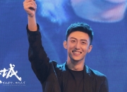 开云sport-冠军底蕴的团队压制与孤星闪耀的个人英雄—足球胜利的两种美学