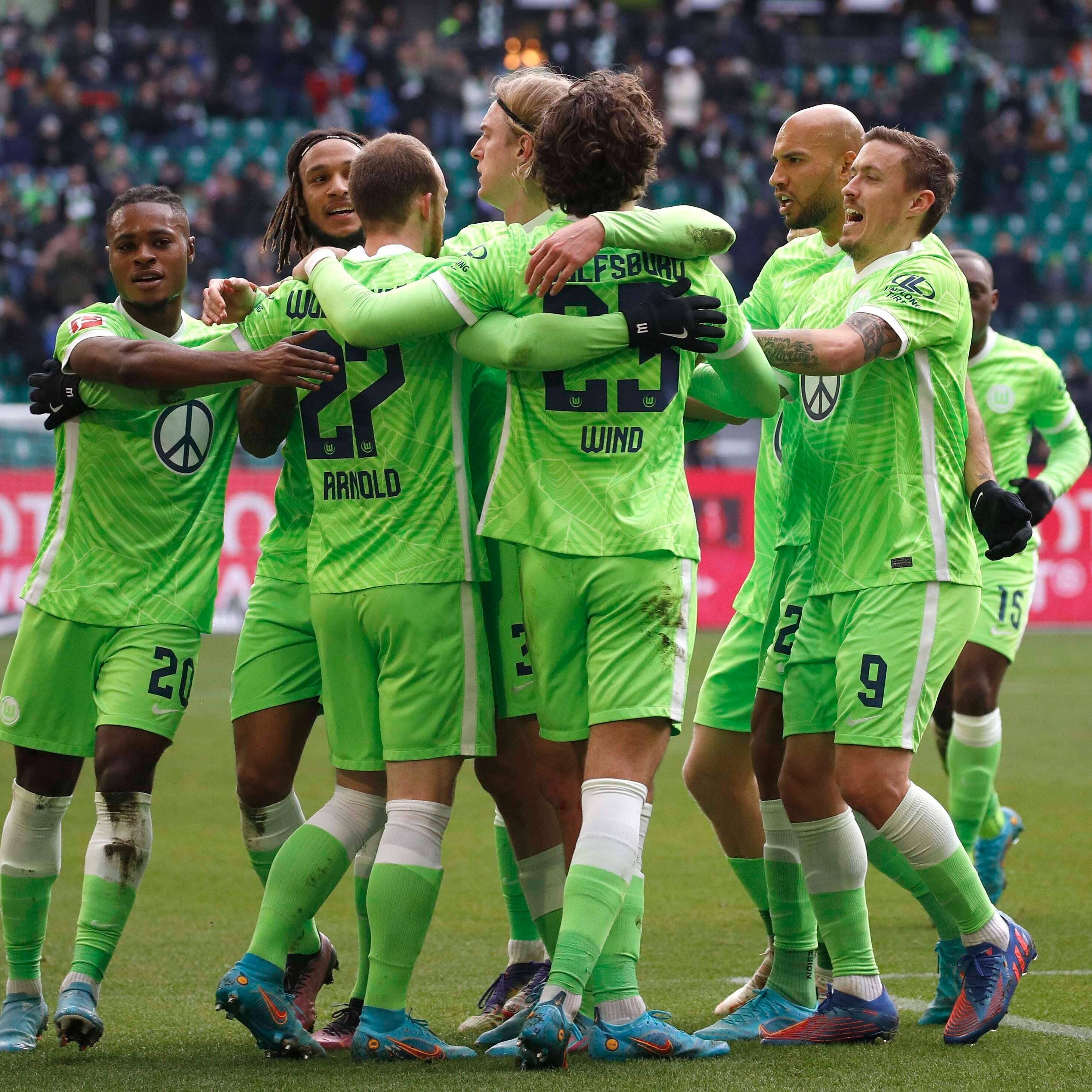 包含沃尔夫斯堡在主场比赛表现出色，取得重要胜利的词条