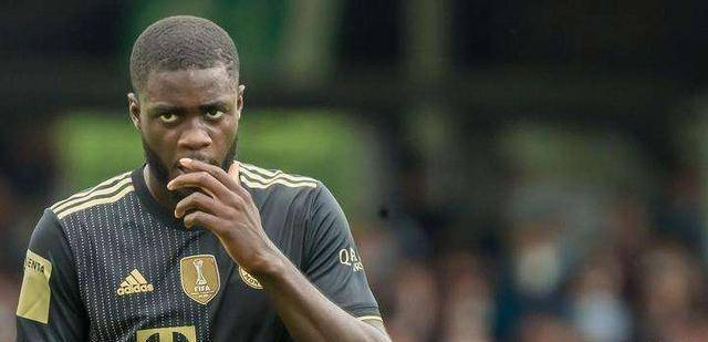 关于马尔基尼奥斯不满裁判判罚，引发争议的信息