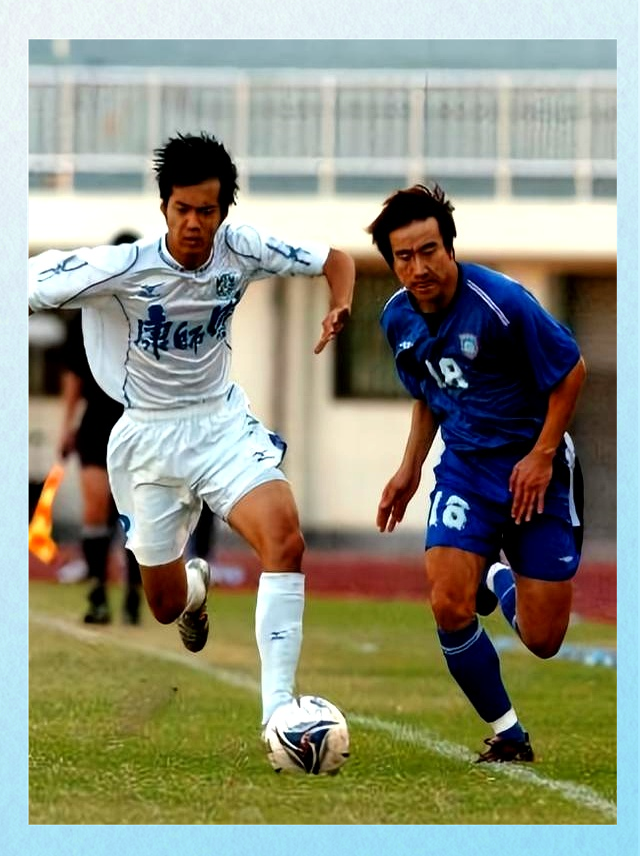 惊险比赛中，球队获胜晋级足球赛四强