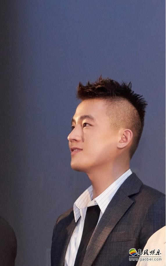 门前演员亮相比赛现场，引发一片尖叫